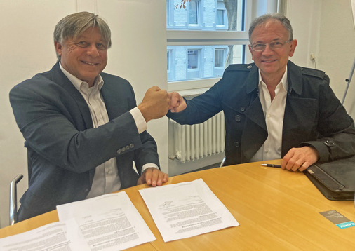 Besiegelten beim Redaktionsbesuch ihre Zusammenarbeit mit einer Absichtserklärung: Klaus Knops und Werner Hölzl.