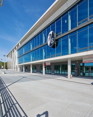 Eine Pfosten-Riegel-Fassade schmückt den Eingangsbereich des Stadions