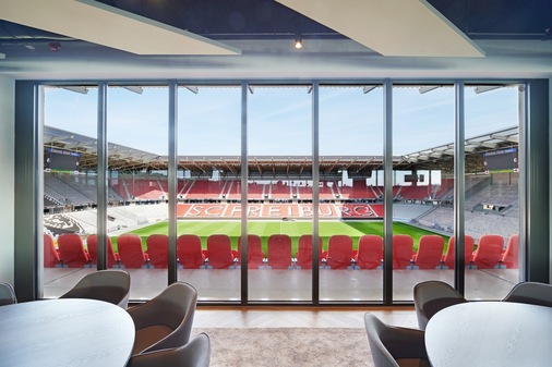 Die moderne Festverglasung ermöglicht den perfekten Blick ins Stadion.