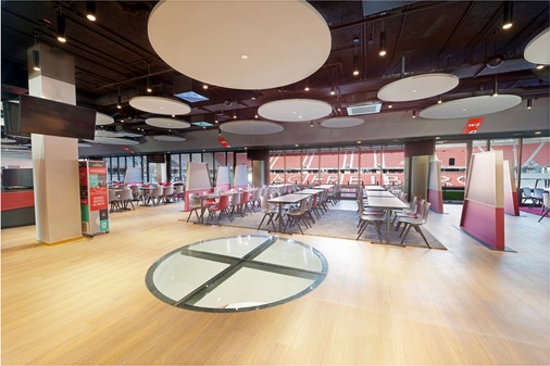 Begehbarer Glasboden im Premium-Bereich des Stadions.