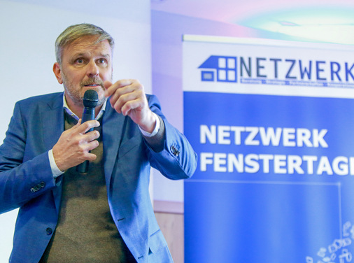 Dietmar „Didi” Hamann gehört zu den erfolgreichsten deutschen Fußballern. Sein größter Erfolg war 2005 der UEFA Champions League Sieg mit dem FC Liverpool in einem legendären Finale. Er arbeitet heute als Fußballexperte bei Sky Sport und begeistert als Vortragsredner. Mitte Oktober hat er in Rosenheim beim Netzwerk-Meeting die Siegermentalität vermittelt und über Vertrauen sowie den unbedingten Willen mit der Bereitschaft zur Veränderung gesprochen.