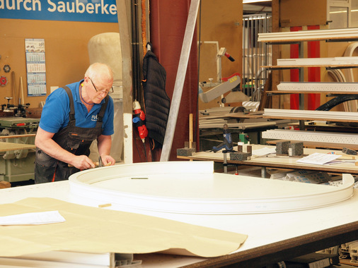 Die Herstellung von Sonderformen ist eine Spezialität des Unternehmens und erfordert neben einem hohen Maß an Know-how auch viel Handarbeit.