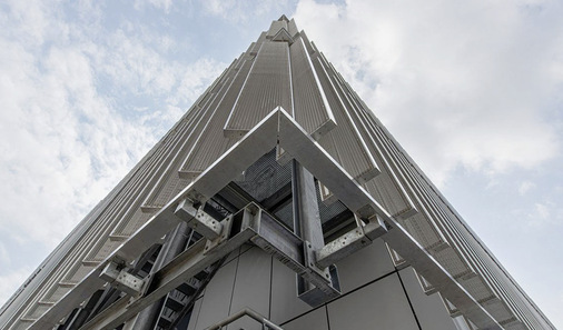 Jede einzelne Lamelle ist über Edelstahlzapfen in horizontalverlaufenden Aluminium­tragprofilen mit den Abmaßen 160 × 60 × 4 mm gelagert. Die Bewegung zwischen den Metallen stellen dabei wartungsfreie Gleitlager sicher.