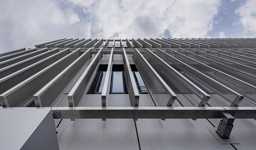 Jeweils fünf Lamellen werden zu einem Feld zusammengeschlossen und über einen Stellmotor angetrieben. Das ergibt eine Feldbreite von je 2,5 m bei einer Höhe von nahezu 3,7 m. Die Lamellen lassen sich im Bereich von 0°–90° verstellen.