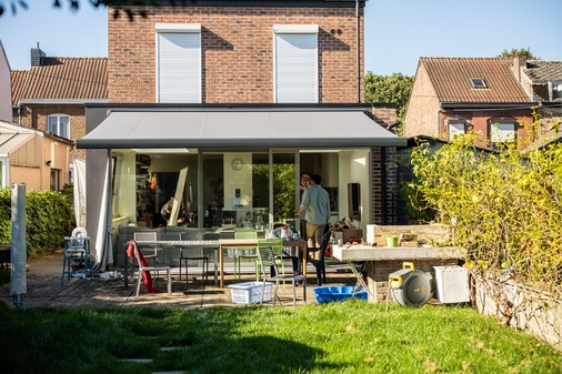 Wohnraum erweitert, mit Tageslicht durchflutet: Clara-Ganzglasflügel minimieren undurchsichtige Bauteile und integrieren sie in den Scheibenzwischenraum.