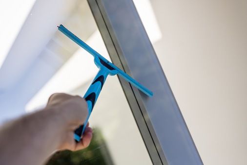 Die Reinigung der flächenbündigen Glasoberflächen der Schiebetür ist spielend einfach, denn alle undurchsichtigen Bauteile wurden minimiert und in den Scheibenzwischenraum verlegt.