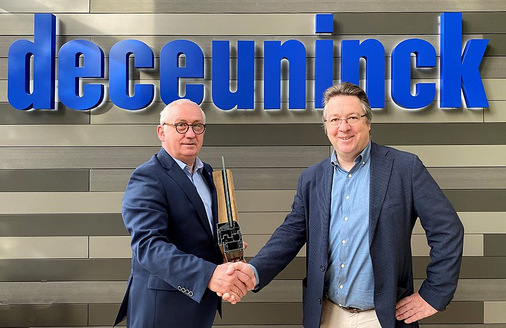 Bernard Vanderper (l.), Sales Manager Western Europe Deceuninck, und Serge Martin, CEO Fineo, besiegeln die strategische Partnerschaft zwischen den beiden Parteien.