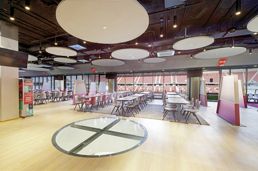 Begehbarer Glasboden im Premium-Bereich des Stadions.