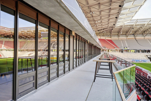 Viele Quadratmeter Fenster ermöglichen den perfekten Durchblick