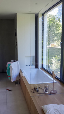 Eine besondere Badewanne – abgetrennt mit Glas.