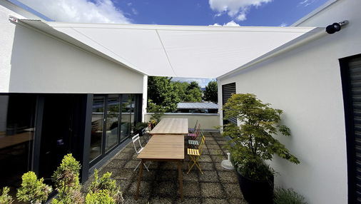 Auch zwischen zwei Gebäuden kann das Shade problemlos befestigt werden. Der Clou: Stützkonstruktionen können entfallen.