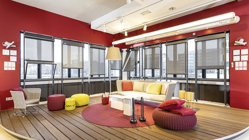 Einige Schauräume bieten seit vergangenem Jahr ­neben dem gesamten Markisenprogramm auch Design­möbel für Terrasse und Balkon an.