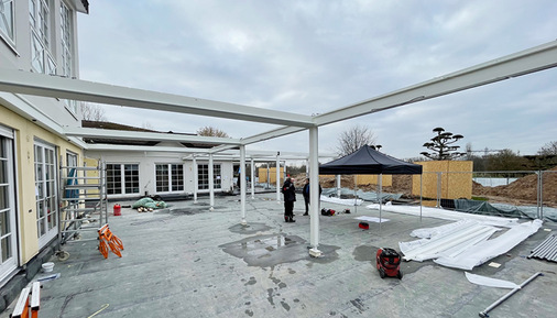 Wandanbindungen, Stützen auf der Betondecke und die Befestigung an einem 9 m freitragenden Querprofil sind notwendig.