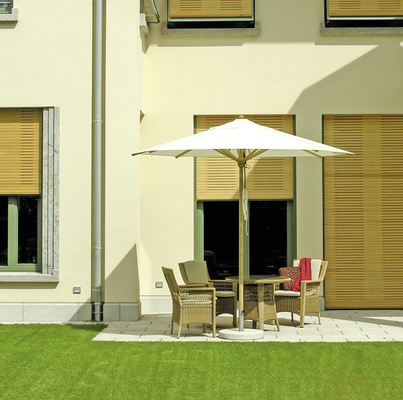 In den vergangenen 20 Jahren werden die eingefrästen Lichtschlitze von Architekten auch im modernen Villenbau wieder gefordert.