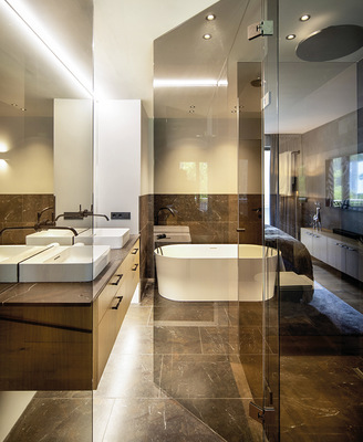 Hier der Blick durch dunkles Glas ins Badezimmer.