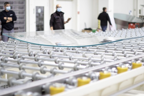 Aktuell laufen auf dem sedak-Bieger erste Aufträge. Ab Frühsommer beginnt sedak mit der Produktion von zylindrisch gebogenen ESG mit Längen bis 11 Meter.