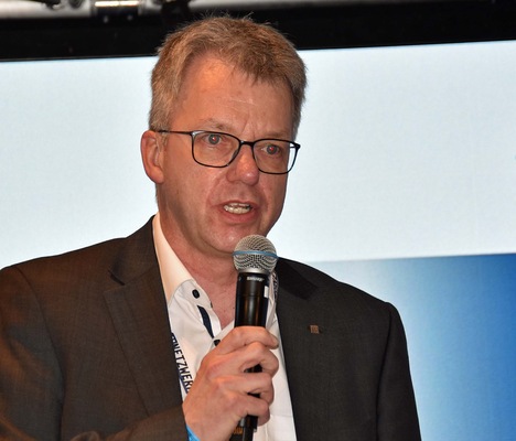 Prof. Jörn Lass auf den Netzwerk Partnertag in Heidenheim. - © Daniel Mund / GLASWELT
