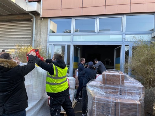 Die Mitarbeiterinnen und Mitarbeiter von Kömmerling und profine allgemein machen sich für die humanitäre Spendenaktion für die Ukraine stark.