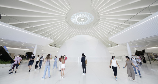 Das kugelförmige Auditorium mit dem großen Oberlicht lädt zum Verweilen ein. 