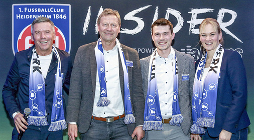 Gleich am Abend konnten Oliver (l.) und Marco Frey Weltschiedsrichterin Bibiana Steinhaus und Fußball-Weltmeister Guido Buchwald (2. v. l.) auf der Bühne begrüßen.