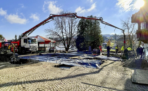 Um die Fundamente für die Sicht- und Sonnenschutzsysteme einfacher und schneller zu gießen, wurde eine Betonpumpe mit einem 24 mtr. langen Schwenkarm eingesetzt.