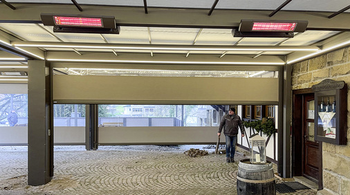 Rund 120 m2 der Außengastronomie können mit durchsichtigen Seitenbehängen komplett geschlossen, beleuchtet und auf angenehme Temperaturen beheizt werden.