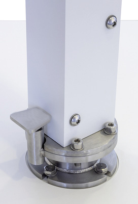 Der Mast lässt sich mittels Fußpedal schwenken und ermöglicht so ein schnelles Anpassen je nach Sonnenstand.﻿