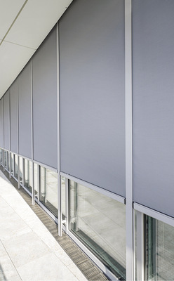 Das Sonnenschutzsystem heroal VS Z verschattet der großen Glasflächen und erlaubt ein blendfreies Arbeiten.