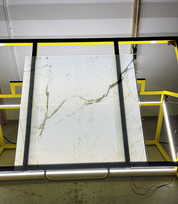 Hier das neue switchglas von Schwan Glas als opake Scheibe mit ­Marmor-Design …