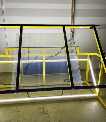 … und hier die Scheibe geschaltet als transparentes Glas. Neben Marmor- sind auch Farbdesigns erhältlich.