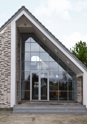 Optisch erscheinen Pfosten und Riegel fast wie ein Ornament, denn als konstruktiver Bestandteil der Fassade.