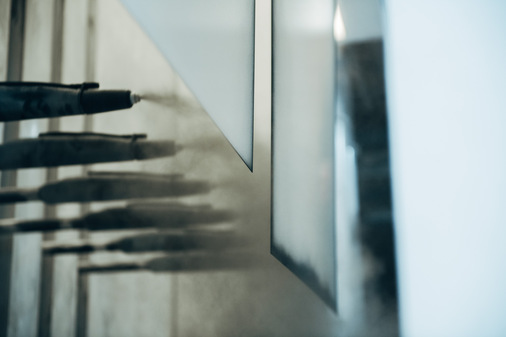 Die 2019 in Wesel installierte Pulverbeschichtungsanlage zeichne sich durch höchste Effizienz in der Beschichtung von Türfüllungsdeckschichten aus.