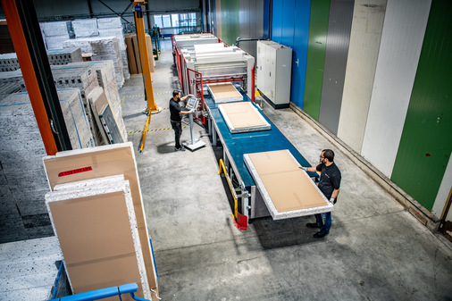 Eine neue Verpackungsanlage wurde erst kürzlich in Betrieb genommen. 40-50 Türfüllungen können auf diese Weise je Stunde sicher verpackt werden.