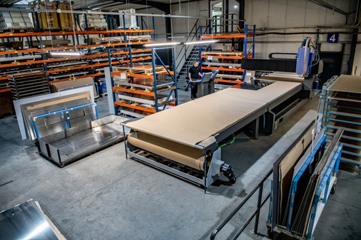 Auch die innerbetriebliche Logistik wurde umgestellt, um Standzeiten der im Dreischichtbetrieb betriebenen Anlagen zu verringern.