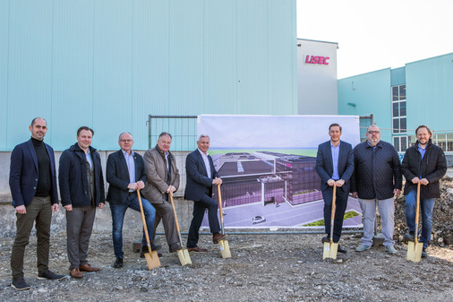 Beim Spatenstich (v.l.): Markus Lininger (Director Engineering, Lisec), Mag. Sven Carich, MSc (GF Schaupp Bauplanung), Johann Spreitzer (Bürgermeister Seitenstetten), Hermann Schaupp (Schaupp Bauplanung), Gottfried Brunbauer (CEO, Lisec), Oliver Pichler (CFO, Lisec), BM ZM Ing. Franz Pabst (GF Bau Pabst), Gerald Szigethy (Head of Technical Services, Lisec)