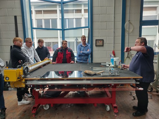 Dieter Biolik Von der Bohle AG zeigte den Schülern gute Kniffe beim Zuschnitt.