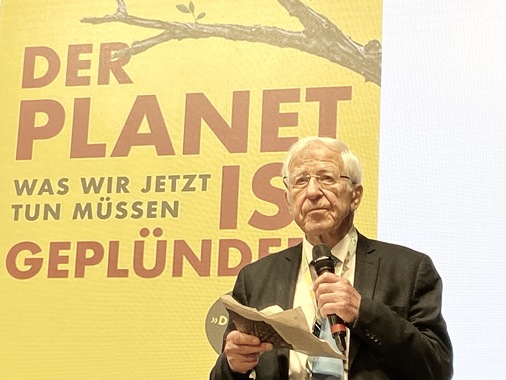 Was wir jetzt tun müssen, um die Kurve in Sachen Klimawende noch einigermaßen zu bekommen? Hier gab der bekannte Fernseh-Journalist Dr. Franz Alt gute Tipps für die Branche. - © Matthias Rehberger / GLASWELT
