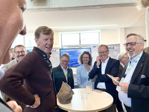 Walter Röhrl im Gespräch mit den Hans-Joachim Arnold und weiteren Besuchern. - © Matthias Rehberger / GLASWELT
