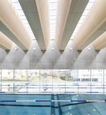 Die Velux Lichtbänder bringen viel Tageslicht über das Dach in das Gebäude sowie den Badebereich. - © Foto: GNWA/Marcel Rickli Fotografie
