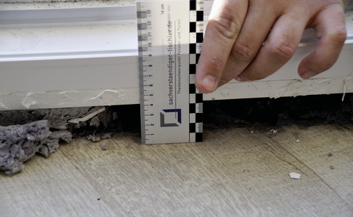 Bauteilfuge innenseitig 4 cm groß und auf die komplette Blendrahmentiefe. Nach dem Abnehmen der Deckleiste fehlen der innere luftdichte Anschluss und die Lastabtragung nach unten. Es kommt lediglich der PU-Schaum zum Vorschein.