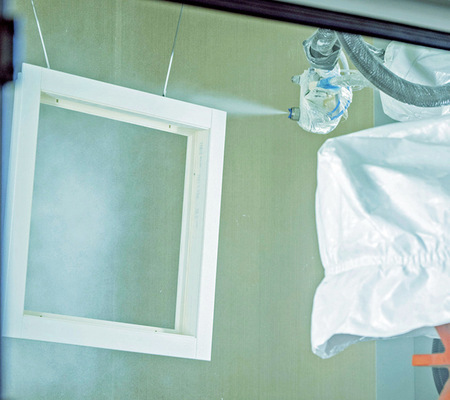 Dank des ungemein beweglichen Roboterarms kann ­jede Fensterform effizient beschichtet werden.