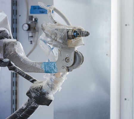 Der Spritzroboter ist mit unterschiedlichen Düsen für Airless- bzw. Airmix-Verfahren ausgestattet.