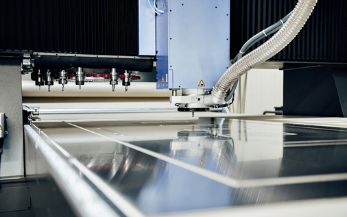 Das neue CNC Bearbeitungszentrum sorgt durch schnellere Werkzeugwechsel für eine höhere Ausbringungsmenge mit deutlich optimierten Fahrgeschwindig­keiten und Fräsbildern.