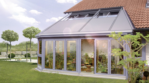 Mit der Kombination der Modelle Climara W19 und D3 können auch unregelmäßige Glasflächen optimal von außen beschattet werden.