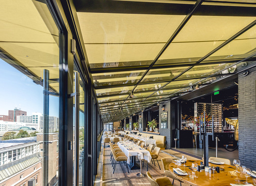 Die Tuchbespannung der 8800 wurde farblich passend zur Inneneinrichtung ausgewählt und erzeugt ein warmes, angenehmes Licht. 