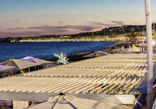 Die drehbaren ­Lamellen lassen über den ganzen Tag ­eine optimale Steuerung des Sonnenlichtes zu.