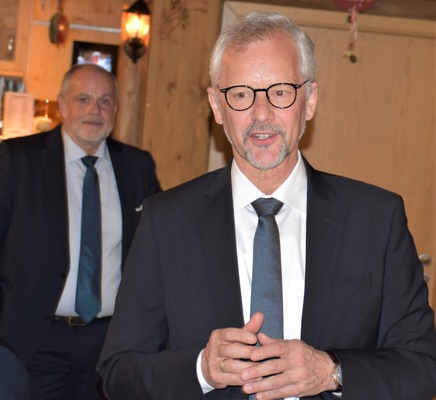 Reiner Stöckel bei der Begrüßung der FLG Gesellschafter. Im Hintergrund FLG-Geschäftsführer Thomas Hildenbrandt.