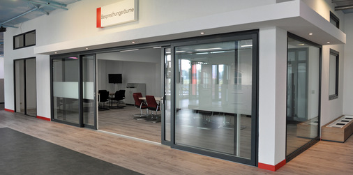 Auch sind Einbaubeispiele in der neuen Ausstellung als Inspiration zu sehen. Dazu gehört eine vierflügelige 7,5 m breite Hebeschiebetür aus Holz, die mit einer barrierefreien Schwelle ausgestattet ist.