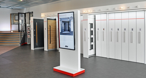 In der neuen Ausstellung sind insgesamt 29 Haustürmodelle in verschiedenen Ausstattungen und Ausführungen zum Anfassen und Ausprobieren enthalten.