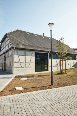 Die Arnold Akademie in der Alten Kelter überzeugt durch ihre Architektur und den Fachwerkcharme. Sämtliche Glasflächen sind mit dem Vogelschutzglas Ornilux ausgestattet.